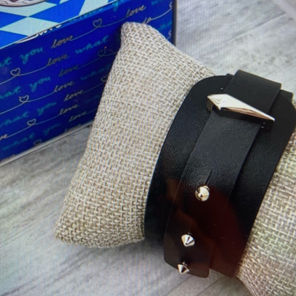 BRAND NEW …Leather bracelet “Deanna Cuff” Stella & Dot